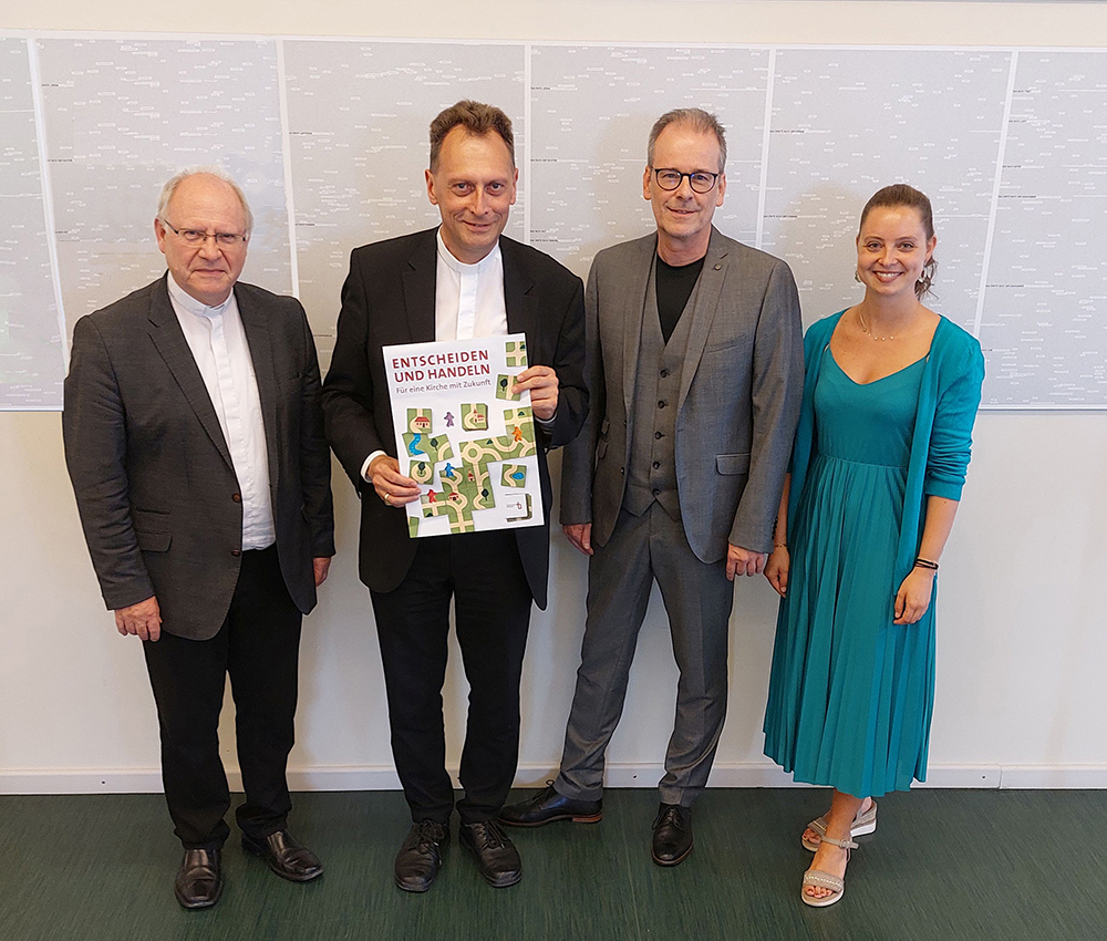 Von links: Domkapitular Martin Emge (Leiter der Hauptabteilung Seelsorge), Erzbischof Herwig Gössl, Wolfgang Eichler (stellvertretender Leiter der Hauptabteilung Seelsorge), Beatrice Petrik (Diözesanreferentin Pastorale Entwicklung)