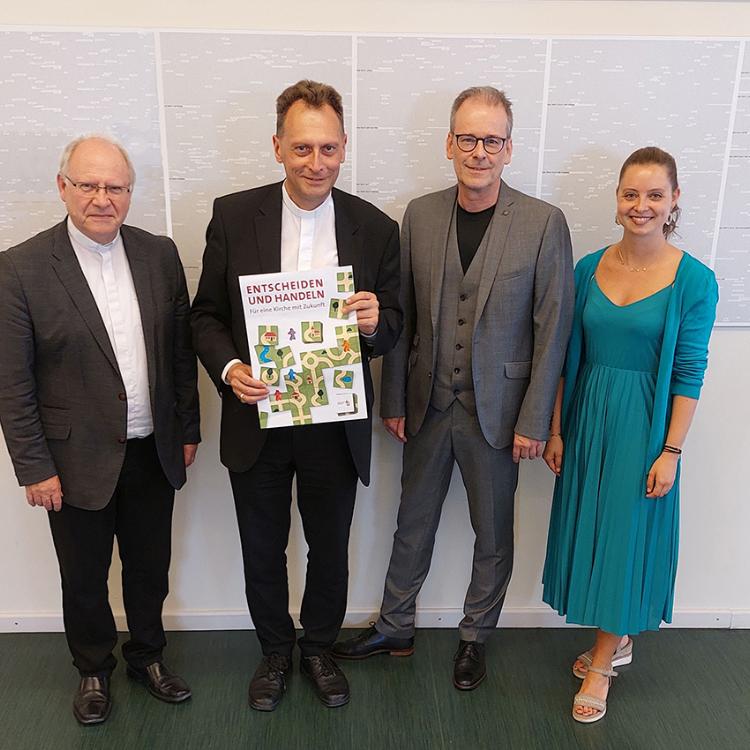 Von links: Domkapitular Martin Emge (Leiter der Hauptabteilung Seelsorge), Erzbischof Herwig Gössl, Wolfgang Eichler (stellvertretender Leiter der Hauptabteilung Seelsorge), Beatrice Petrik (Diözesanreferentin Pastorale Entwicklung)